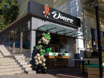 Полуарка от  балони с дизайнерски цветове за откриване на Dinero Bulgaria